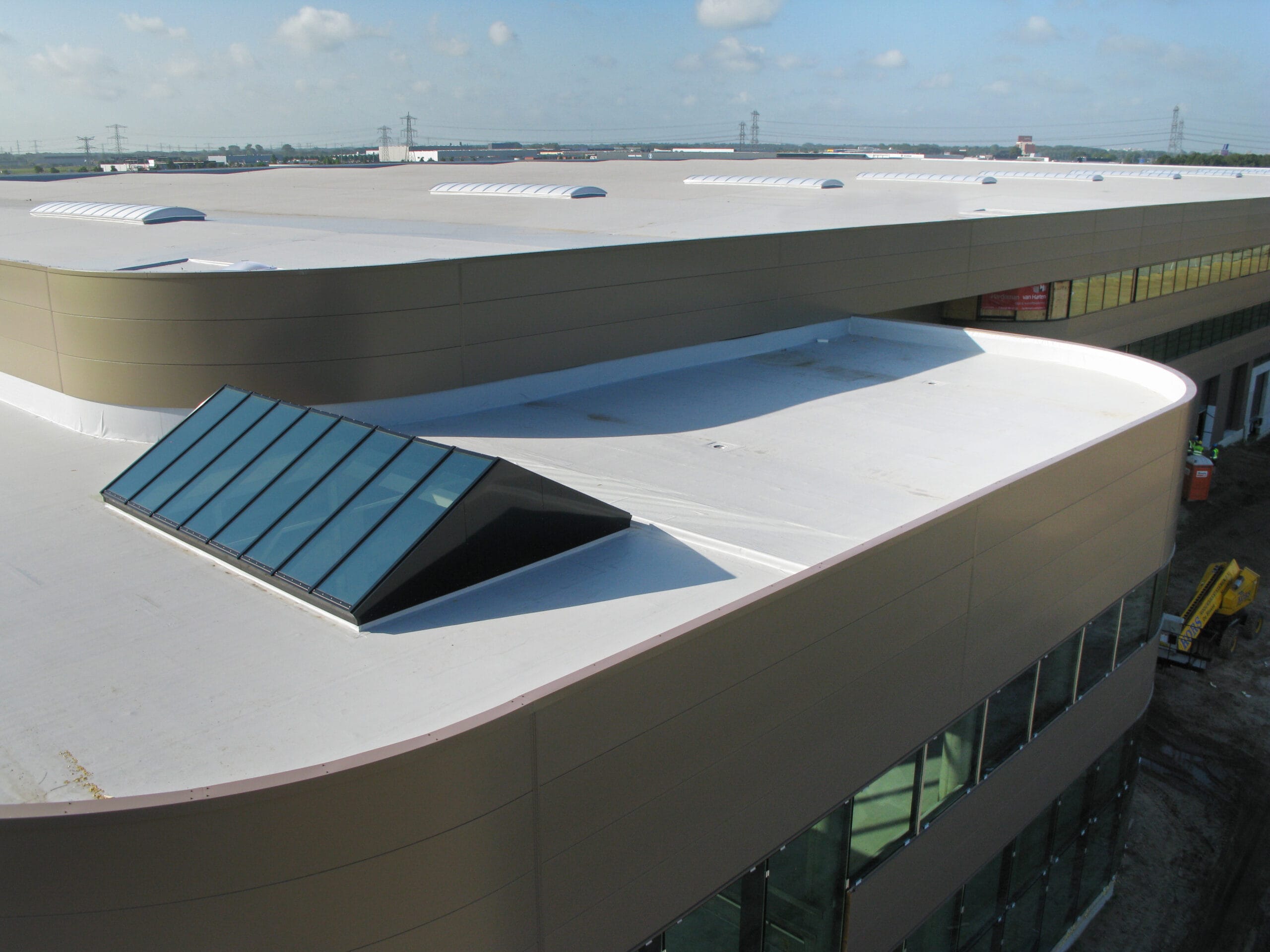 Nieuwbouw Gebogen lichtstraten & Zadeldak glas