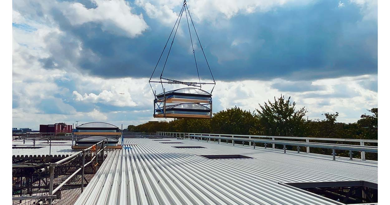 Luchtfoto van de prefab lichtstraten op de NS treinstelhallen