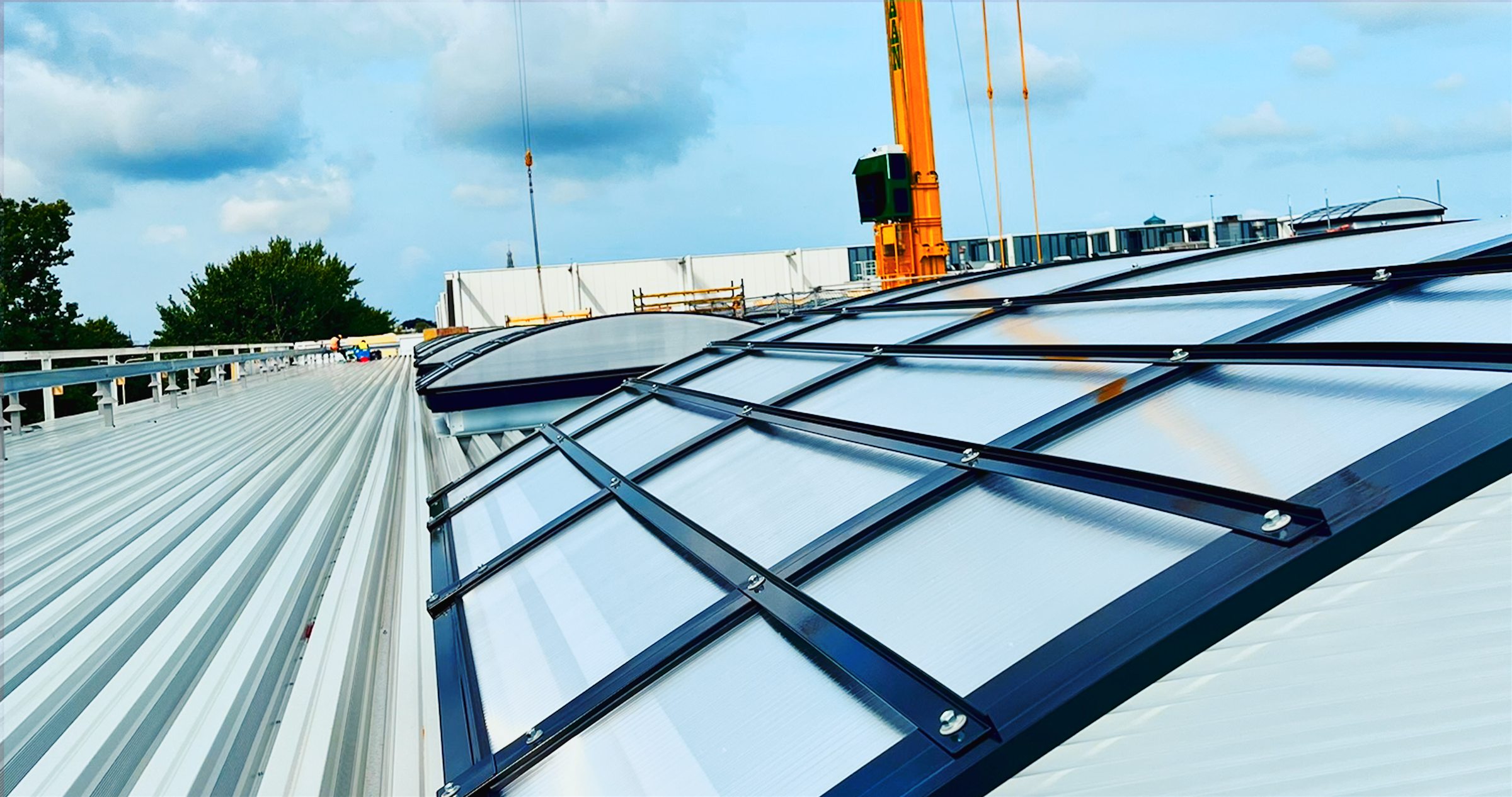 Prefab gebogen lichtstraat op de NS treinstelhallen