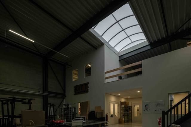 Bedrijfshal met gebogen lichtstraat en daglicht, KITT Enschede