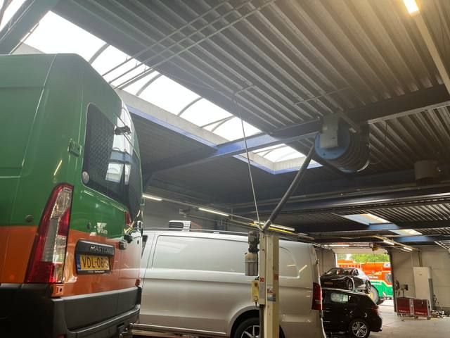 Werkplaats met voertuigen verlicht door gebogen lichtstraat, Profile Hardenberg