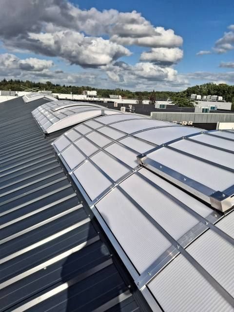Meerdere parallelle lichtstraten op groot industrieel dak, Materieeldienst