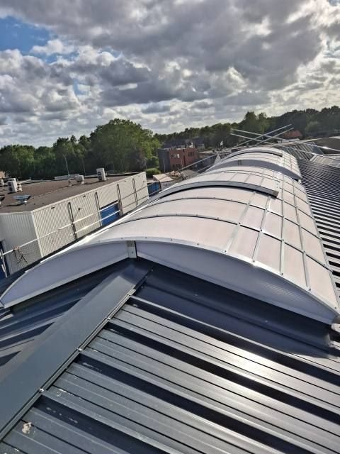 Lange lichtstraat met sterk wolkenspel, Materieeldienst