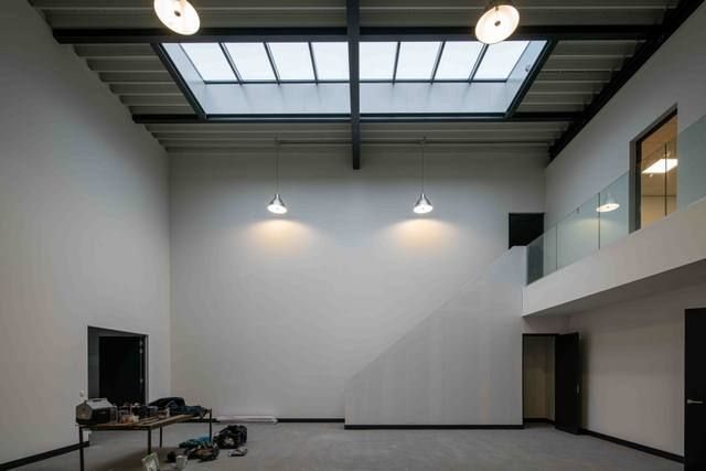 Hoge hal met rechthoekige lichtstraat en combinatie daglicht en kunstlicht, KITT Enschede