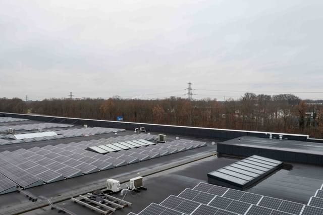 Dakoverzicht KITT Enschede met zonnepanelen en lichtstraten naast elkaar