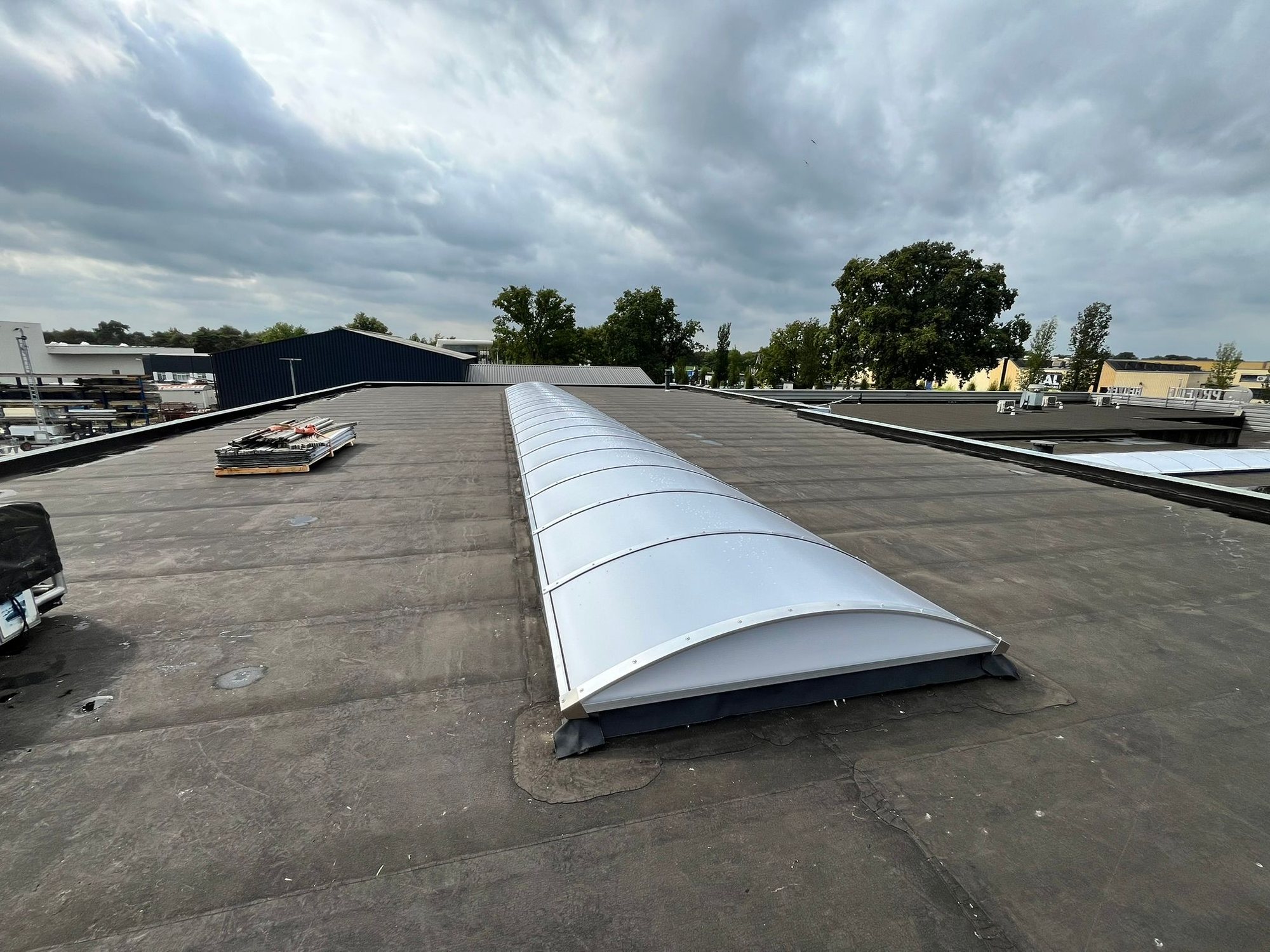 Gebogen lichtstraat op plat bedrijfsdak Profile Hardenberg 2024