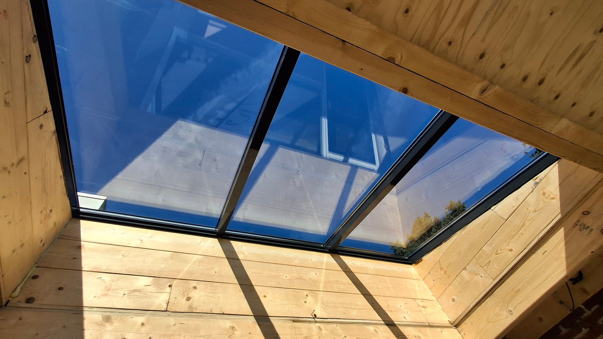 Glazen dakconstructie tegen een blauwe lucht