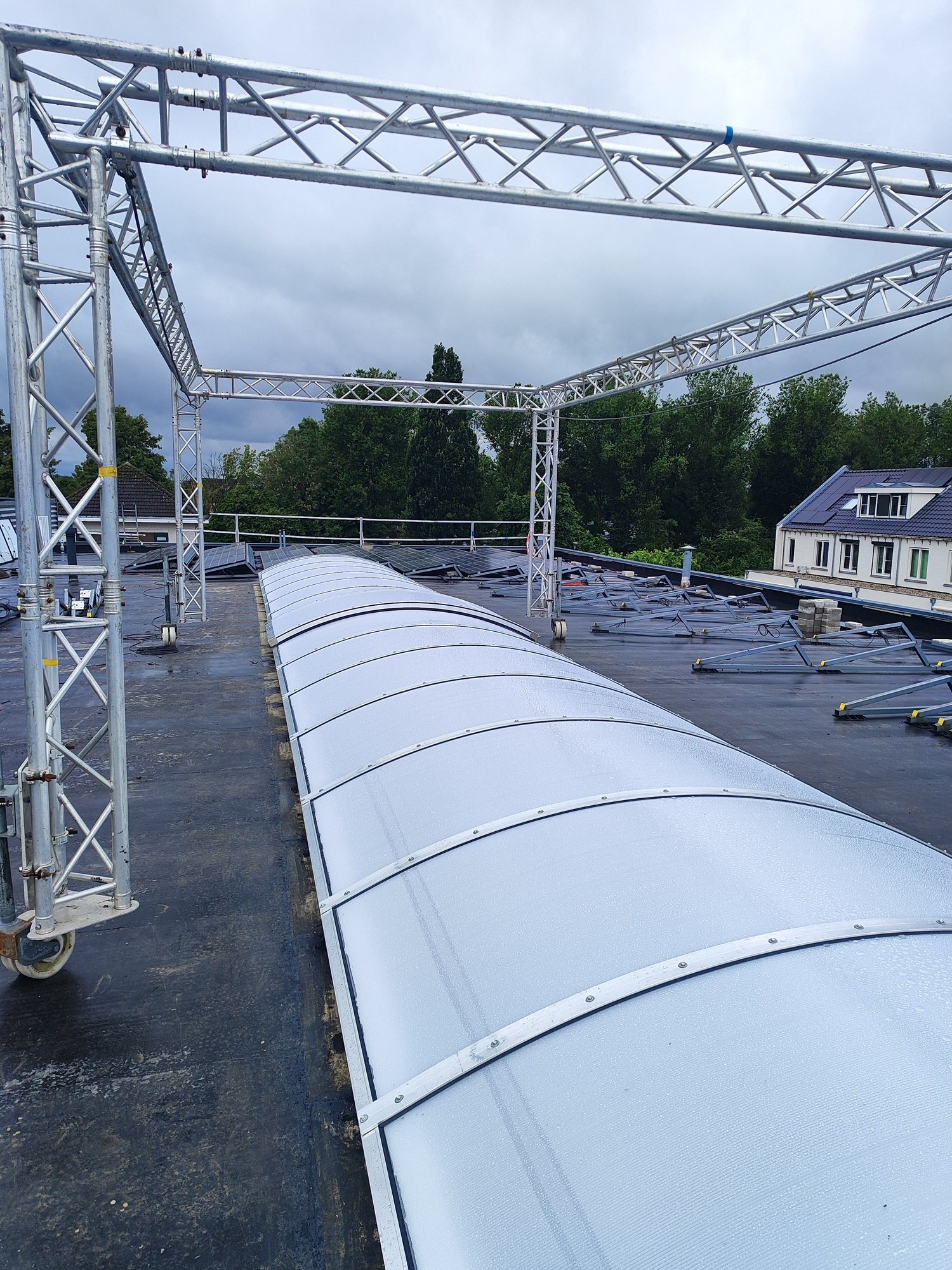 Grote lichtstraat op industrieel gebouw met staalconstructie op voorgrond 2024
