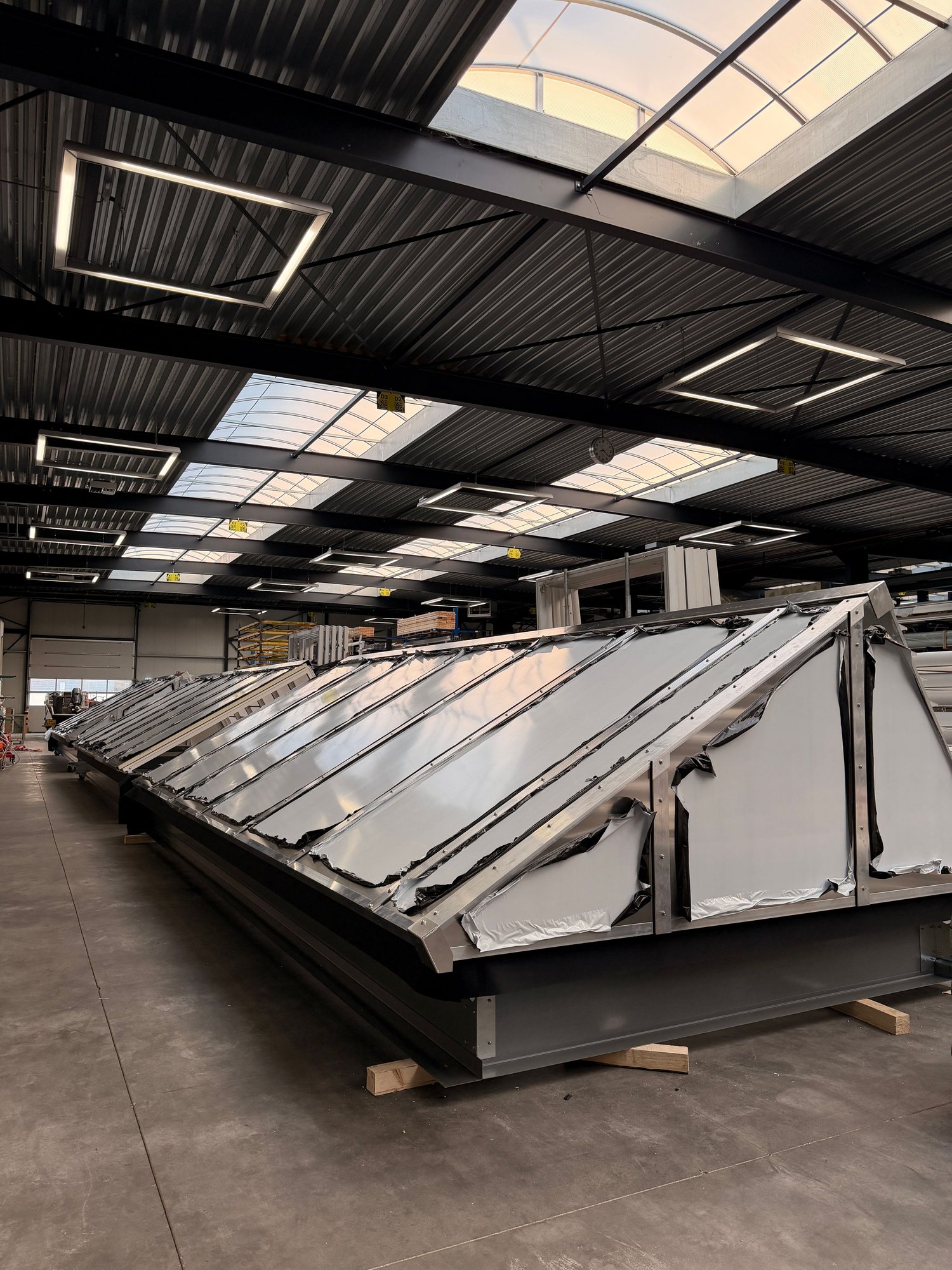 Prefab lichtstraat-element in productiehal aluminium constructie MKC Azalea Amsterdam 2026
