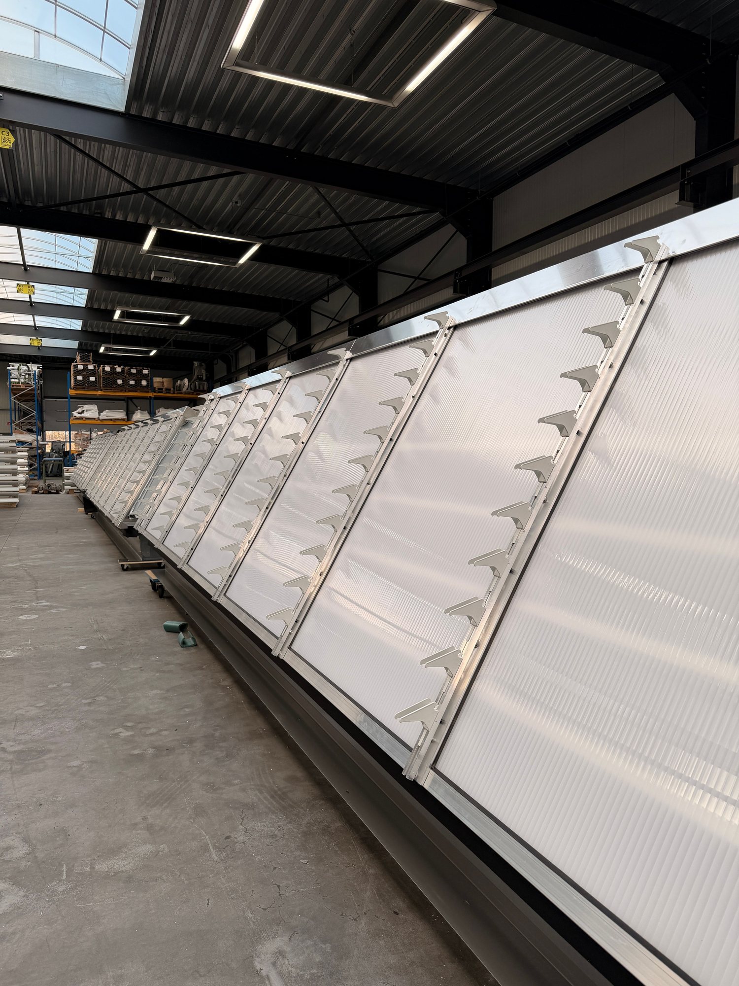 Zijaanzicht prefab lichtstraat-element op vloer productiehal MKC Azalea Amsterdam 2026