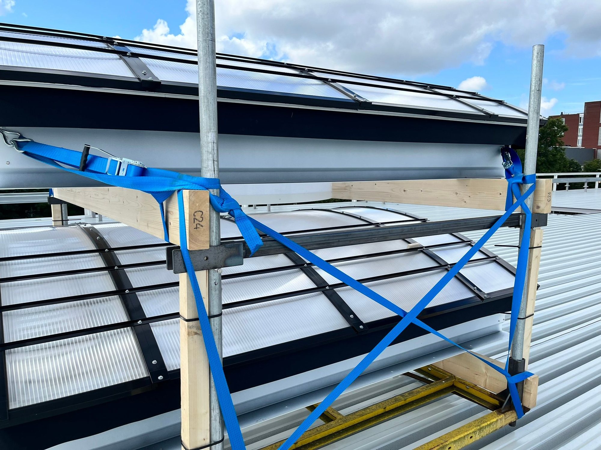 Gebogen lichtstraten in rijen op metalen dak NS treinstelhallen 2025