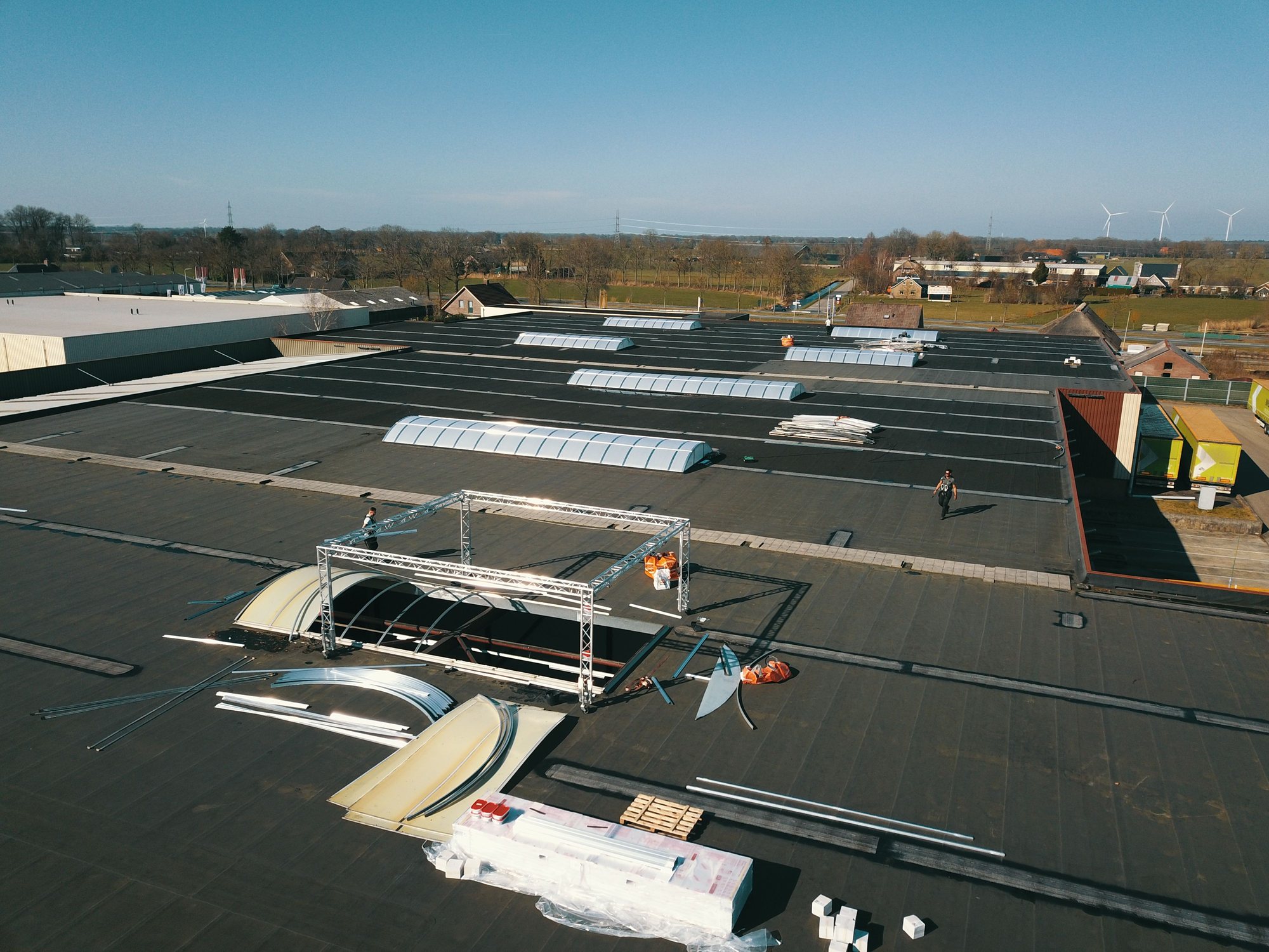 Luchtfoto groot bedrijfsdak met lichtstraten en werkzaamheden Westerman Nieuwleusen 2026