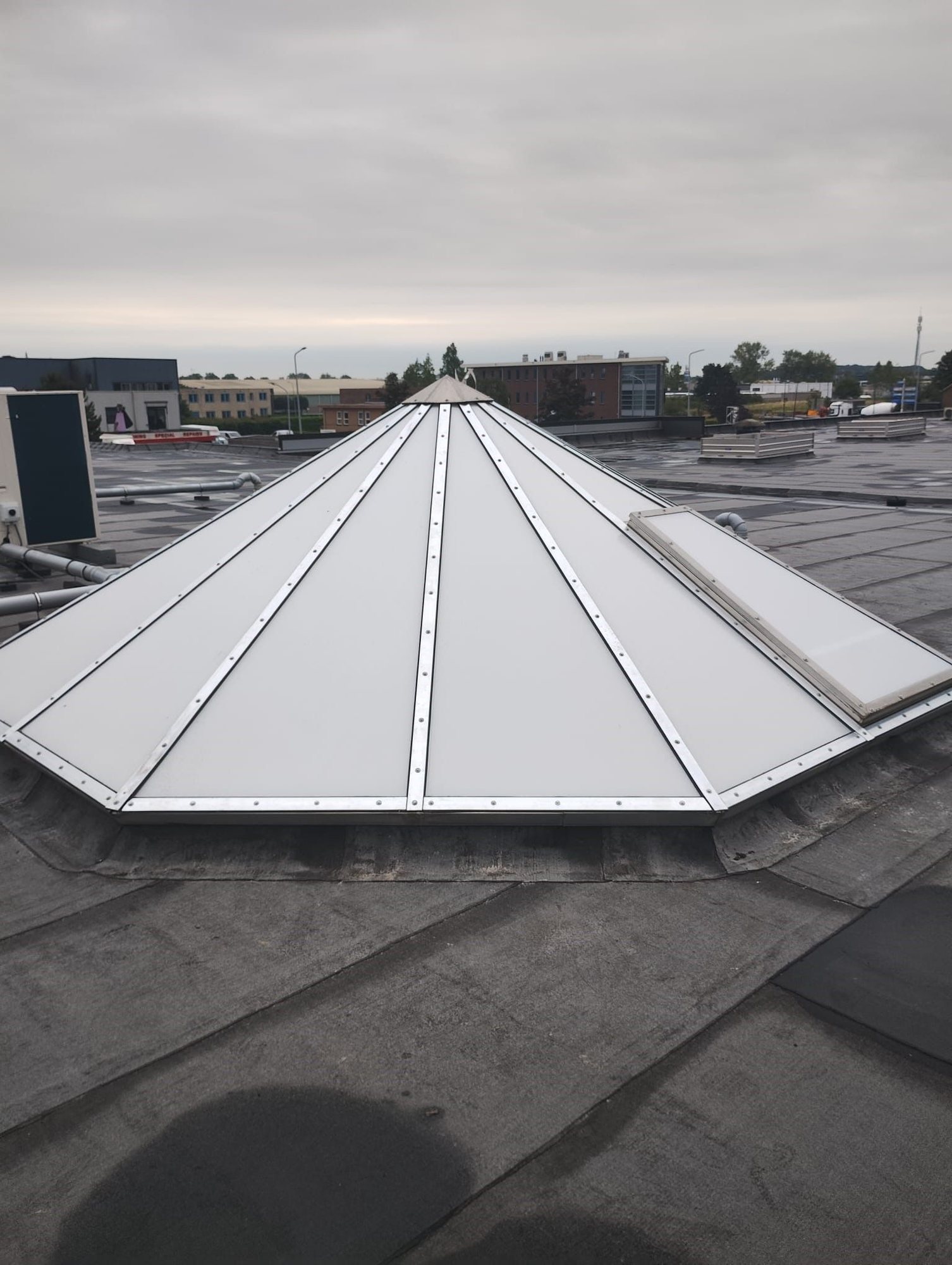 Piramidevormige lichtstraat met geopend ventilatiedeel op industrieel dak 2024