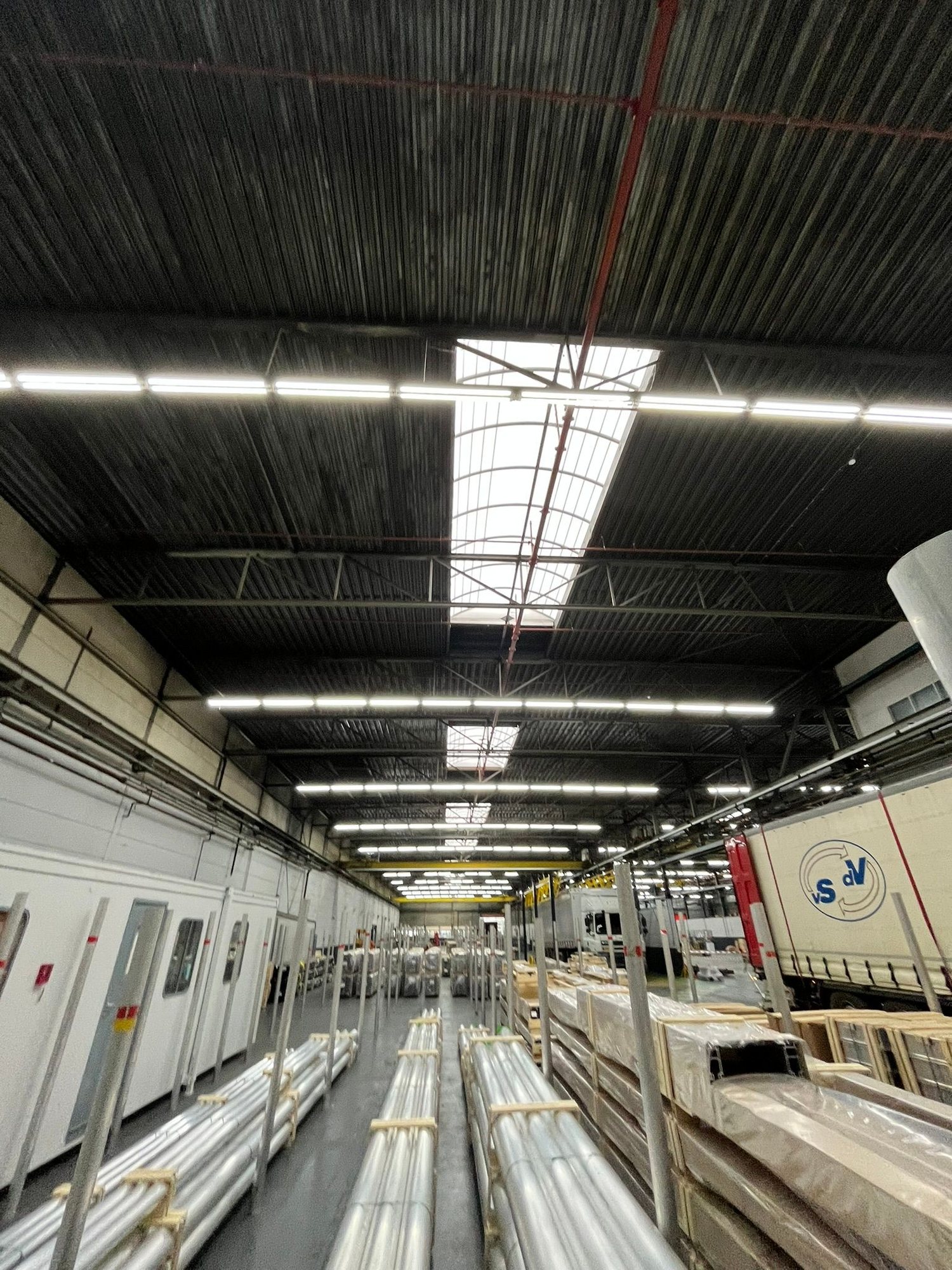 Lange industriële hal met rij lichtstraten over volledige daklengte 2025