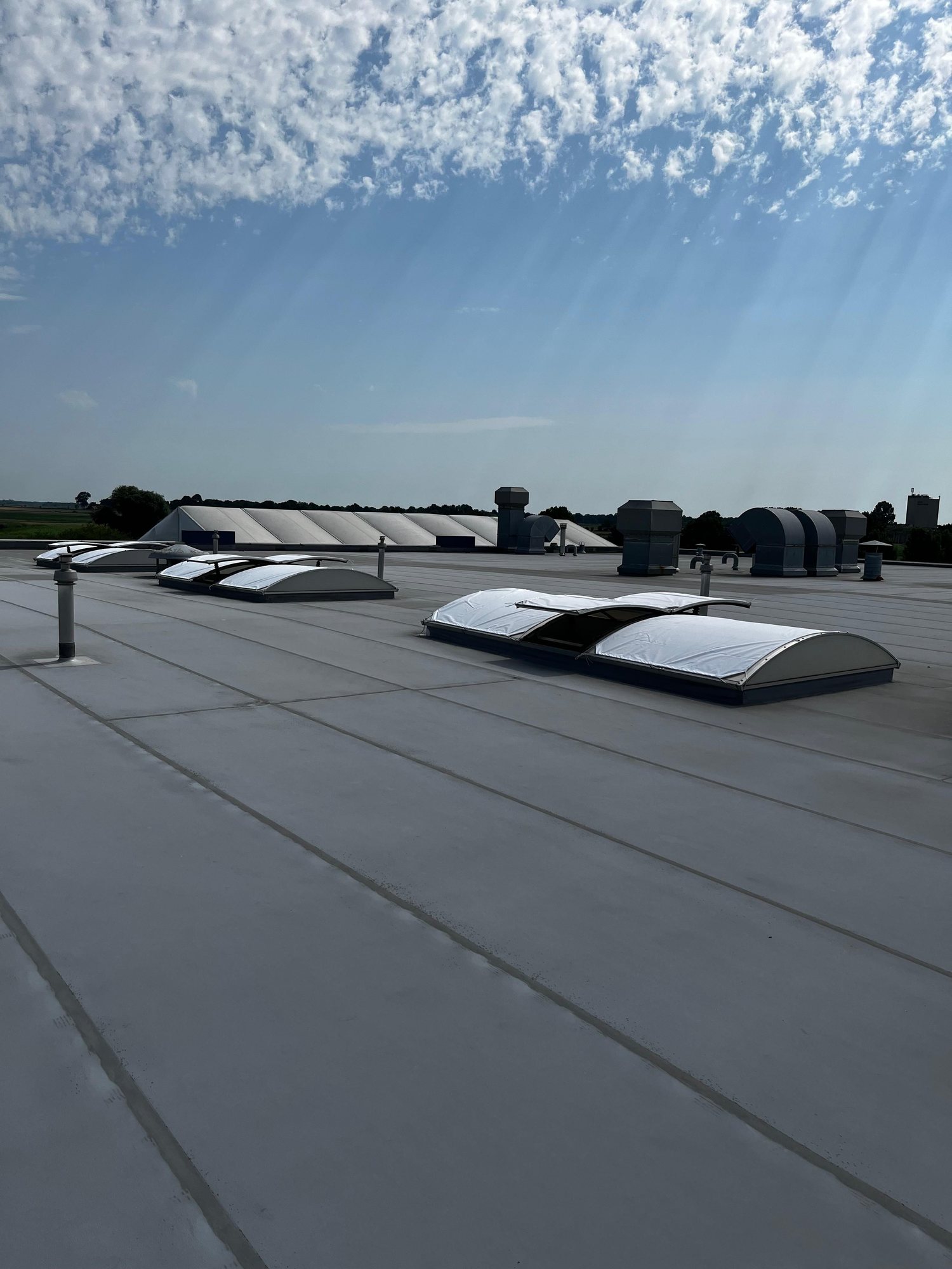Lichtstraat met ventilatieluik: daglicht én verse lucht in één constructie