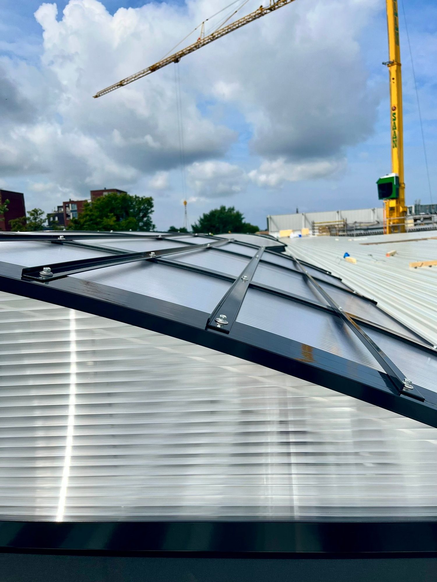 Zadeldak lichtstraat met zichtbare aluminium nokconstructie en kunststofpanelen, NS treinstelhallen
