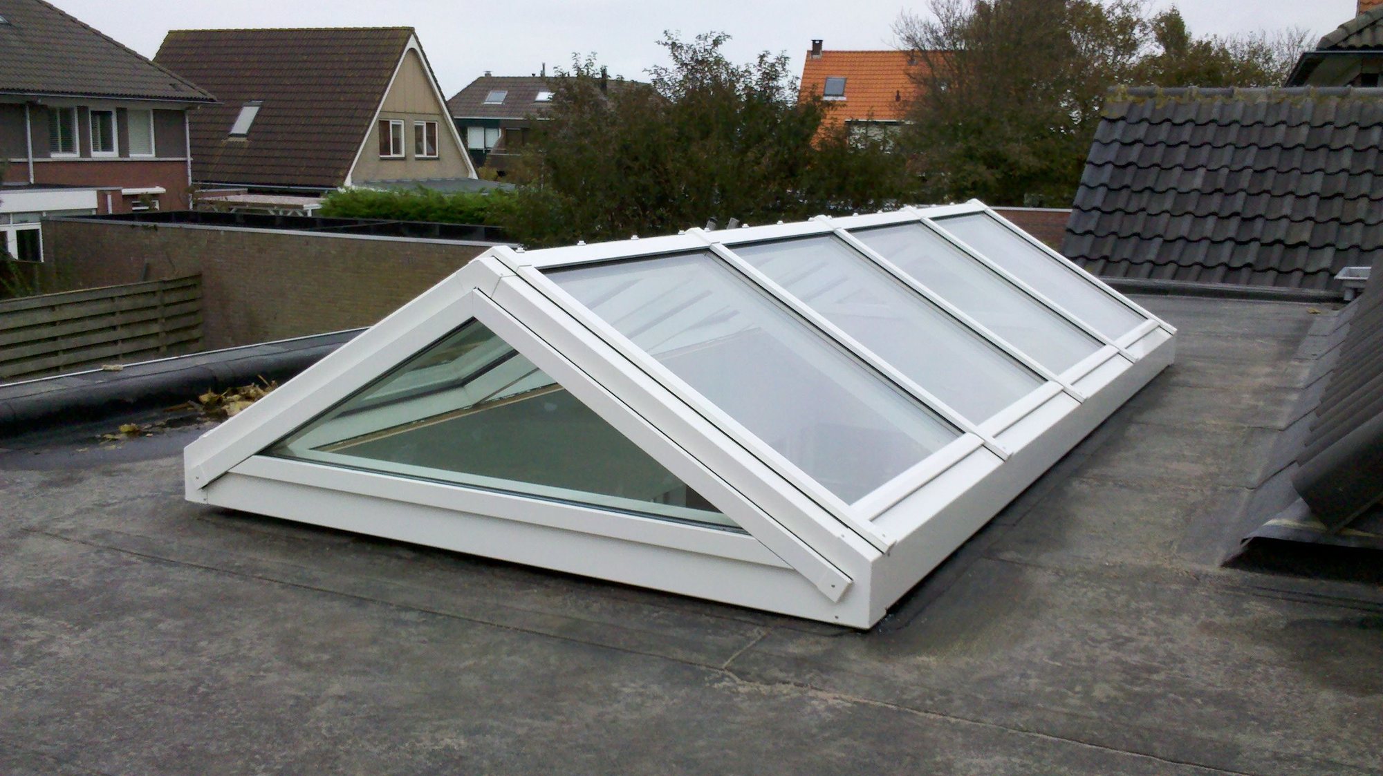 Zijaanzicht witte zadeldaklichtstraat op plat dak Latjeshuisduinen 2013
