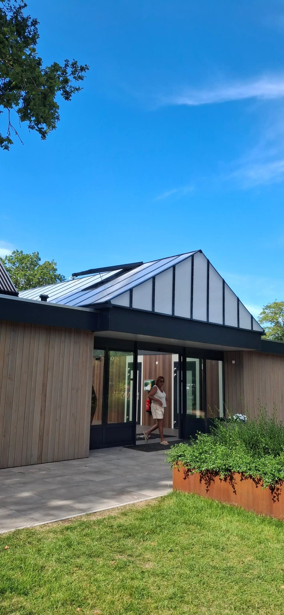 Compact gebouw met glazen zadeldaklicht Kampeerterrein Woud 2026