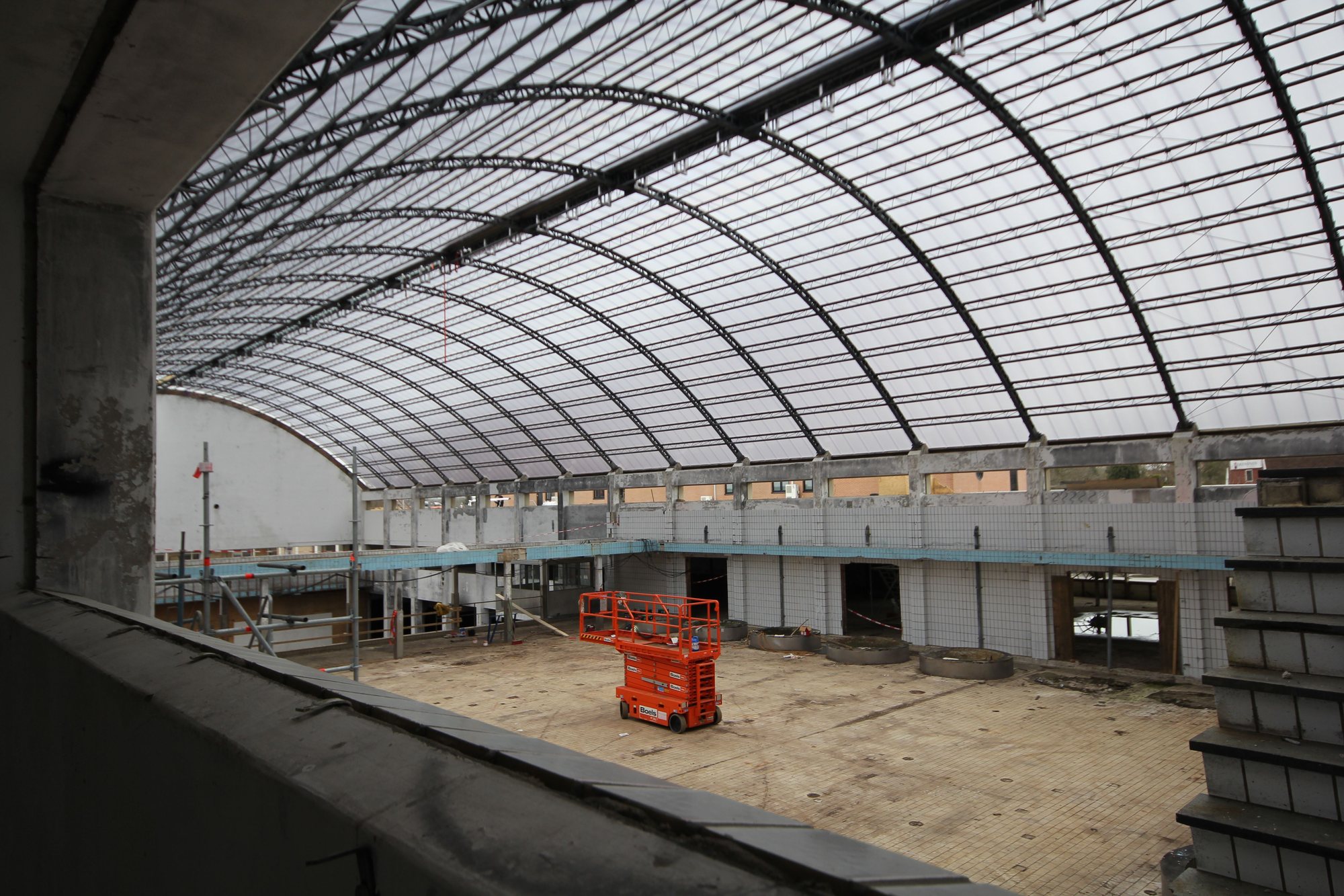 Melkhal in verbouwing, gebogen lichtstraat in stalen dakraster 2021
