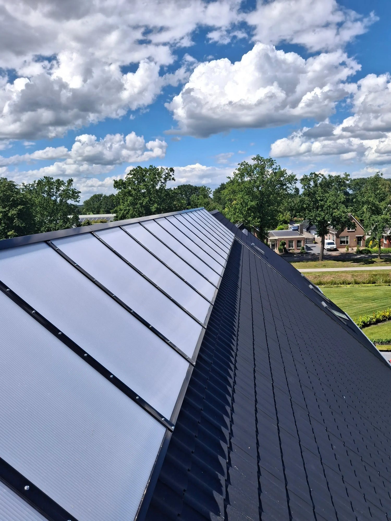 Lange lichtstraat op hellend agrarisch dak, project Mts. Hospers 2026